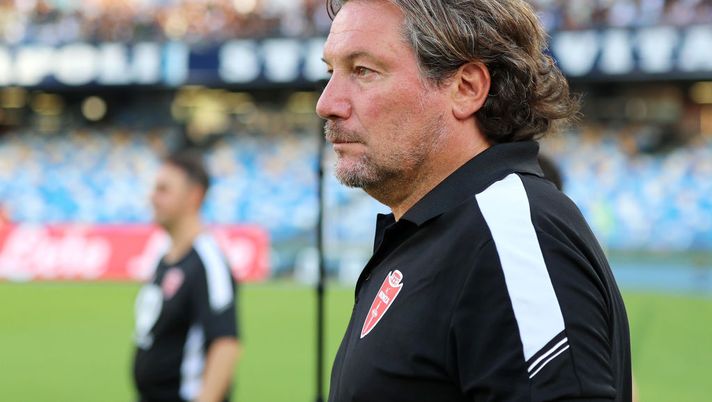 NAPLES, ITALY - AUGUST 21: Giovanni Stroppa, Head Coach of Monza looks on during the Serie A match between Napoli and Monza at Stadio Diego Armando Maradona on August 21, 2022 in Naples, Italy. (Photo by Francesco Pecoraro/Getty Images) Monza, Stroppa: “Siamo in fase di costruzione, la stabilità la vedremo fra un po’” - immagine 1