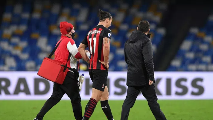 Zlatan Ibrahimovic (attaccante AC Milan) infortunato durante Napoli-Milan (Serie A 2020-2021) | AC Milan News (Getty Images)