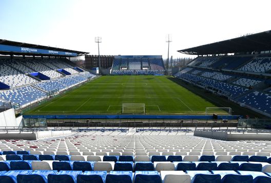 REGGIO NELL'EMILIA, ITALY - MARCH 13: General view inside the stadium prior to the Serie A match between US Sassuolo and Hellas Verona FC at Mapei Stadium - Città del Tricolore on March 13, 2021 in Reggio nell'Emilia, Italy. Sporting stadiums around Italy remain under strict restrictions due to the Coronavirus Pandemic as Government social distancing laws prohibit fans inside venues resulting in games being played behind closed doors. (Photo by Alessandro Sabattini/Getty Images) REGGIO NELL'EMILIA, ITALY - MARCH 13: General view inside the stadium prior to the Serie A match between US Sassuolo and Hellas Verona FC at Mapei Stadium - Città del Tricolore on March 13, 2021 in Reggio nell'Emilia, Italy. Sporting stadiums around Italy remain under strict restrictions due to the Coronavirus Pandemic as Government social distancing laws prohibit fans inside venues resulting in games being played behind closed doors. (Photo by Alessandro Sabattini/Getty Images)