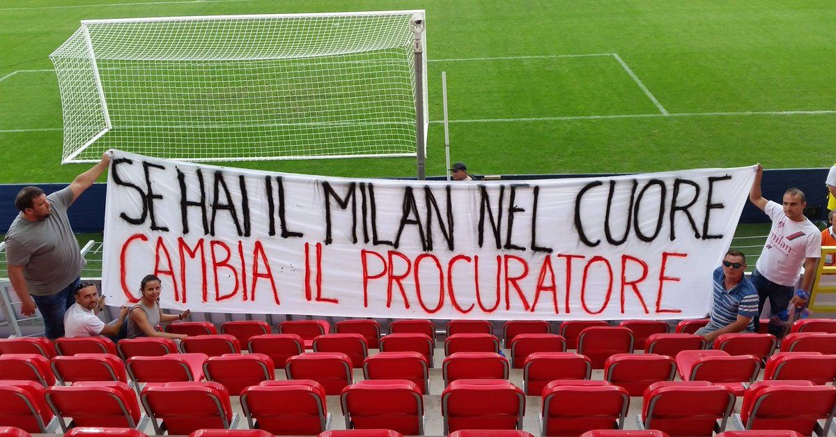 striscione su donnarumma