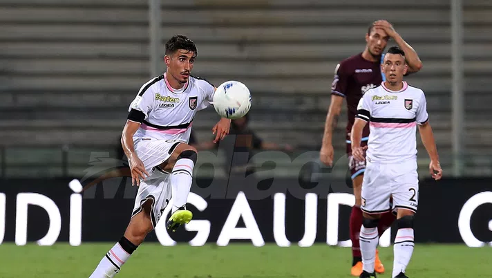 SALERNO, ITALY - AUGUST 25: Antonio Fiordilino of US Citta di Palermo in action during the Serie B match between US Salernitana and US Citta di Palermo on August 25, 2018 in Salerno, Italy.  (Photo by Francesco Pecoraro/Getty Images)