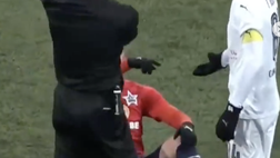 La reazione dell’arbitro e dei calciatori nel vedere la simulazione più assurda di sempre (video)