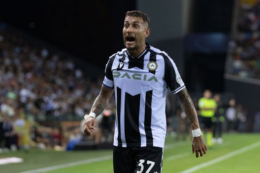 UDINE, ITALY - SEPTEMBER 04: Roberto Pereyra of Udinese Calcio reacts during the Serie A match between Udinese Calcio and AS Roma at Dacia Arena on September 04, 2022 in Udine, Italy. (Photo by Emmanuele Ciancaglini/Getty Images) Consigli Fantacalcio, 5 centrocampisti per la 37a giornata: Pessina e Luis Alberto da bonus. Azzardo Esposito- immagine 4