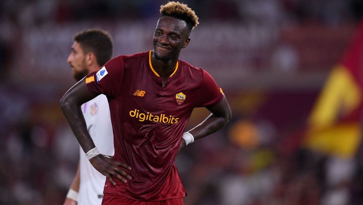 Roma-Cremonese, simpatico siparietto tra Abraham e l’arbitro prima dell’inizio - immagine 1