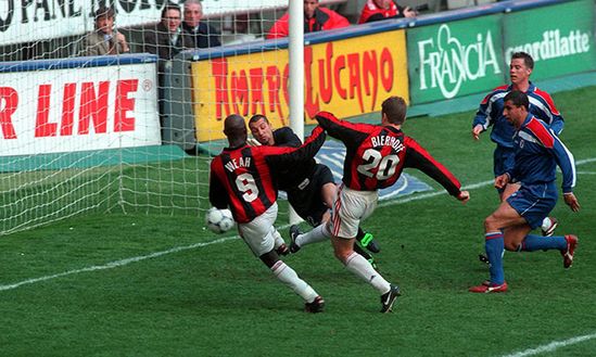 Il gol di Oliver Bierhoff in Milan-Bari 2-2 del 21 marzo 1999 (credits: acmilan.com) Il gol di Oliver Bierhoff in Milan-Bari 2-2 del 21 marzo 1999 (credits: acmilan.com)