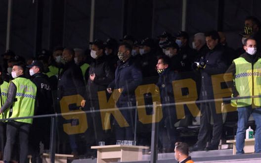La foto di Fanatik sull'accenno di parapiglia in tribuna attorno ad Emre Belozoglu La foto di Fanatik sull'accenno di parapiglia in tribuna attorno ad Emre Belozoglu