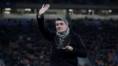 MILAN, ITALY - MARCH 04: Gianluca Pagliuca receives the Hall of Fame award before the Serie A match between FC Internazionale and US Salernitana at Stadio Giuseppe Meazza on March 04, 2022 in Milan, . (Photo by Emilio Andreoli - Inter/Inter via Getty Images)