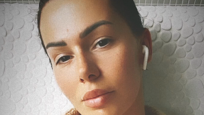 Erjona, lo sguardo sensuale cattura il web. Décolleté da sogno per la Sulejmani Erjona, lo sguardo sensuale cattura il web. Décolleté da sogno per la Sulejmani - immagine 1