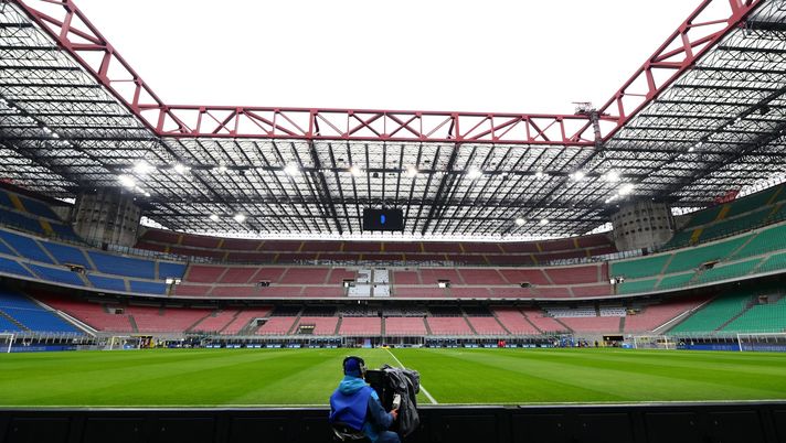 MILAN, ITALY - JANUARY 03: General view inside the stadium as a TV camera operator is seen working prior to the Serie A match between FC Internazionale and FC Crotone at Stadio Giuseppe Meazza on January 03, 2021 in Milan, Italy. Sporting stadiums around Italy remain under strict restrictions due to the Coronavirus Pandemic as Government social distancing laws prohibit fans inside venues resulting in games being played behind closed doors. (Photo by Marco Luzzani/Getty Images) Milan Inter