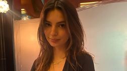 SOCIAL / Emily Ratajkowski, décolleté da urlo e boom di like