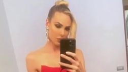 VIDEO / Ilary Blasi in rosso per la semifinale dell’Isola. Poi tappa brioche