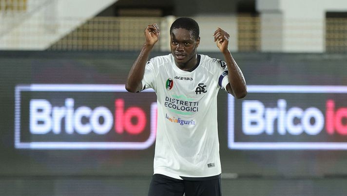 LA SPEZIA, ITALY - AUGUST 27: Emmanuel Gyasi of Spezia Calcio reacts during the Serie A match between Spezia Calcio and US Sassuolo at Stadio Alberto Picco on August 27, 2022 in La Spezia, Italy. (Photo by Gabriele Maltinti/Getty Images) Spezia, le ultime prove di formazione senza Verde: la gestione di Gyasi e Agudelo - immagine 1