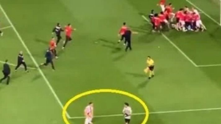 Belgrado, il derby sbraca: Gobelijc esulta togliendosi i calzoncini davanti al portiere del Partizan 