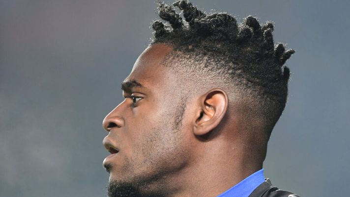 Atalanta's Colombian forward Duvan Zapata warms up prior the Italian Serie A football match Atalanta vs AC Milan on February 16, 2019 at the Atleti Azzurri d'Italia stadium in Bergamo. (Photo by Miguel MEDINA / AFP) (Photo credit should read MIGUEL MEDINA/AFP/Getty Images) Sky: “Zapata, l’Atalanta dice no a 50 milioni: può incassare anche di più” - immagine 1