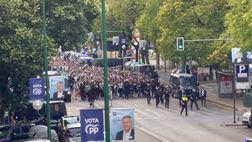 Il pre-derby dei tifosi Betis: vigilia con bengala sul ponte, corteo stadio con la Polizia a cavallo
