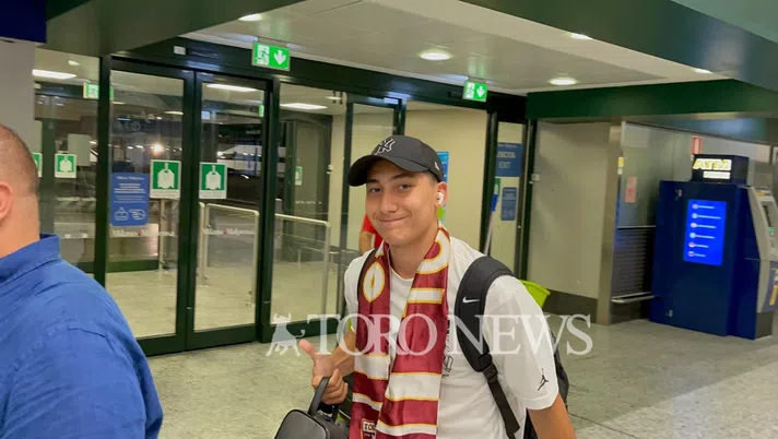 Emirhan Ilkhan al suo arrivo a Milano Malpensa