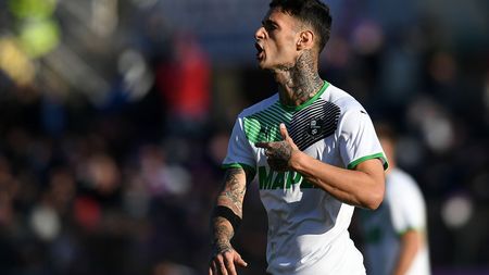 FLORENCE, ITALY - DECEMBER 19: Gianluca Scamacca of US Sassuolo looks on during the Serie A match between ACF Fiorentina and US Sassuolo at Stadio Artemio Franchi on December 19, 2021 in Florence, Italy. (Photo by Alessandro Sabattini/Getty Images) FLORENCE, ITALY - DECEMBER 19: Gianluca Scamacca of US Sassuolo looks on during the Serie A match between ACF Fiorentina and US Sassuolo at Stadio Artemio Franchi on December 19, 2021 in Florence, Italy. (Photo by Alessandro Sabattini/Getty Images)
