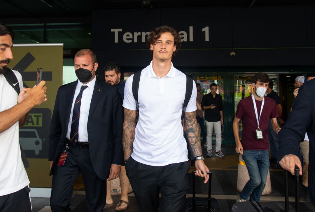 Ecco Svilar: gli scatti tra arrivo, firma e nuova maglia a Trigoria – FOTO GALLERY - immagine 33