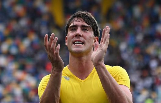 UDINE, ITALY - SEPTEMBER 26: Dusan Vlahovic of ACF Fiorentina celebrates the victory during the Serie A match between Udinese Calcio and ACF Fiorentina at Dacia Arena on September 26, 2021 in Udine, Italy. (Photo by Alessandro Sabattini/Getty Images) La Fiorentina strizza l’occhio all’Arsenal: la Champions per convincere Dusan- immagine 2
