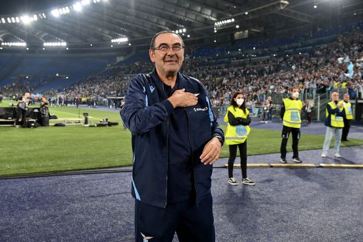 Maurizio Sarri sotto la Curva Nord Maurizio Sarri sotto la Curva Nord