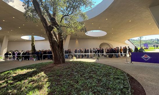 FOTO VN – Lunga fila di tifosi per dare un ultimo saluto a Joe Barone- immagine 2