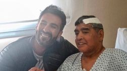 Maradona, il manager: “Diego vivo per miracolo, l’emorragia poteva ucciderlo”
