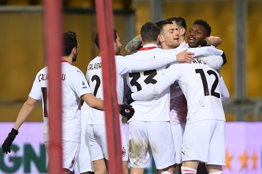 I calciatori del Milan abbracciano Rafael Leao dopo il secondo goal al Benevento I calciatori del Milan abbracciano Rafael Leao dopo il secondo goal al Benevento