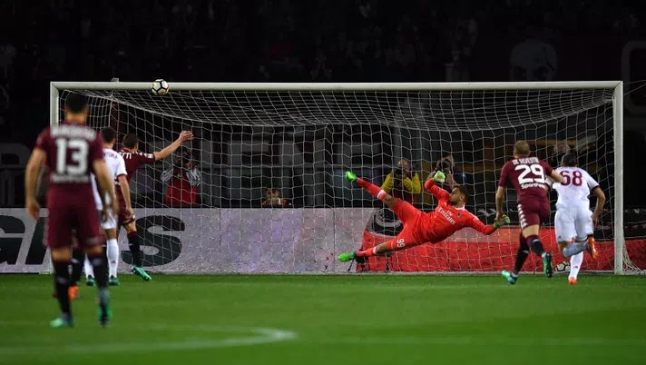 TURIN, ITALY - APRIL 18:  Andrea Belotti (L) of Torino FC misses a penalty during the Serie A match between Torino FC and AC Milan at Stadio Olimpico di Torino on April 18, 2018 in Turin, Italy.  (Photo by Valerio Pennicino/Getty Images)