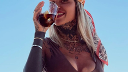 Zoe, vacanza a Ibiza da sogno. Il lato B di lady Hernandez è da paura