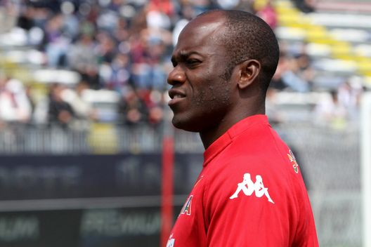 CAGLIARI, ITALY - APRIL 27: David Suazo looks on during the Serie A match between Cagliari Calcio and Parma FC at Stadio Sant'Elia on April 27, 2014 in Cagliari, Italy. (Photo by Enrico Locci/Getty Images) Suazo: “Cagliari a Firenze? Speriamo in una striscia positiva dei sardi”- immagine 2