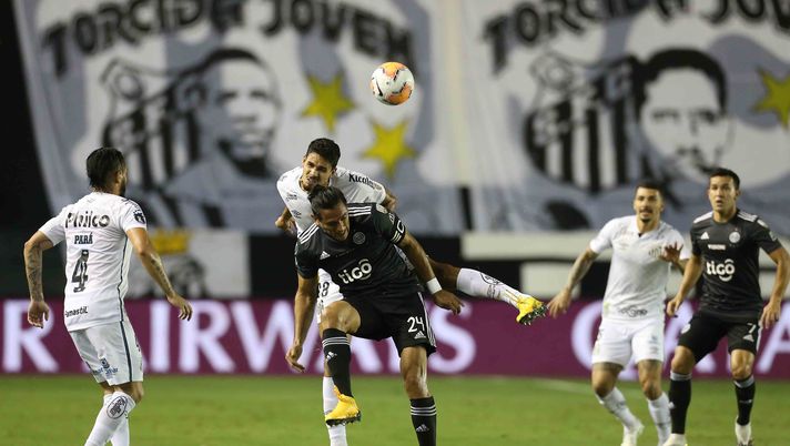 SANTOS, BRAZIL - SEPTEMBER 15: Lucas Verissimo of Santos fights for the ball with Roque Santa Cruz of Olimpia during a group G match of Copa CONMEBOL Libertadores 2020 between Santos and Olimpia at Urbano Caldeira Stadium (Vila Belmiro) on September 15, 2020 in Santos, Brazil. (Photo by Guilherme Dionizio - Pool/Getty Images) SANTOS, BRAZIL - SEPTEMBER 15: Lucas Verissimo of Santos fights for the ball with Roque Santa Cruz of Olimpia during a group G match of Copa CONMEBOL Libertadores 2020 between Santos and Olimpia at Urbano Caldeira Stadium (Vila Belmiro) on September 15, 2020 in Santos, Brazil. (Photo by Guilherme Dionizio - Pool/Getty Images)