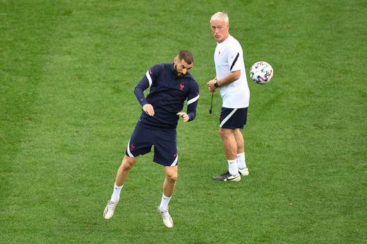 BUCHAREST, ROMANIA - JUNE 27: Karim Benzema of France heads the ball as Didier Deschamps, Head Coach of France looks on during the Switzerland Training Session ahead of the UEFA Euro 2020 Round of 16 match between France and Switzerland at National Arena on June 27, 2021 in Bucharest, Romania. (Photo by Mihai Barbu - Pool/Getty Images) Dalla Spagna un retroscena sulla vicenda Benzema: poteva rientrare agli ottavi ma è stato mandato via - immagine 1