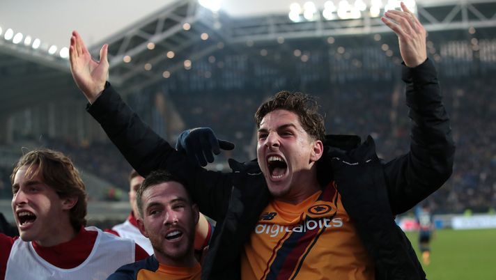 BERGAMO, ITALY - DECEMBER 18: Nicolo Zaniolo of AS Roma celebrates the third goal scored by Chris Smalling of AS Roma during the Serie A match between Atalanta BC and AS Roma at Gewiss Stadium on December 18, 2021 in Bergamo, Italy. (Photo by Emilio Andreoli/Getty Images) Ex viola, per Zaniolo si inserisce il Napoli: la Roma lo valuta una fortuna - immagine 1