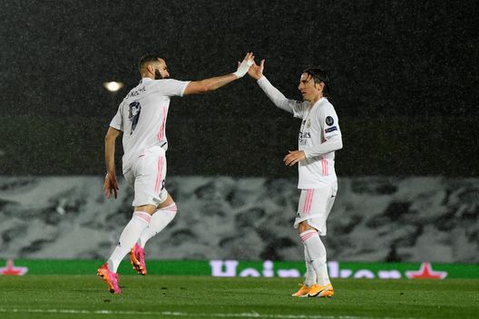 MADRID, SPAIN - APRIL 27 Karim Benzema of Real Madrid celebrates with Luka Modric after scoring their side's first goal during the UEFA Champions League Semi Final First Leg match between Real Madrid and Chelsea FC at Estadio Alfredo Di Stefano on April 27, 2021 in Madrid, Spain. Sporting stadiums around Spain remain under strict restrictions due to the Coronavirus Pandemic as Government social distancing laws prohibit fans inside venues resulting in games being played behind closed doors. (Photo by David Ramos/Getty Images) Benzema studia… da Cristiano Ronaldo: 301 gol fra dieta, nutrizionista e elettrostimolatori- immagine 2