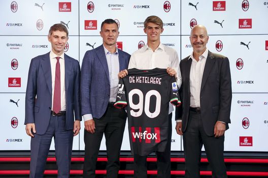 Charles De Ketelaere, qui il giorno della sua ufficialità in qualità di nuovo giocatore del Milan, con Frederic Massara, Paolo Maldini e Ivan Gazidis | Calciomercato AC Milan News (Getty Images) Charles De Ketelaere AC Milan Calciomercato Milan