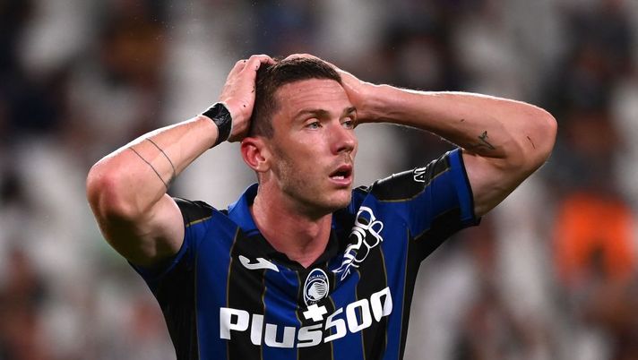 Atalanta's German defender Robin Gosens reacts during the friendly football match Juventus vs Atalanta at the Allianz Stadium in Turin on August 14, 2021. (Photo by MARCO BERTORELLO / AFP) (Photo by MARCO BERTORELLO/AFP via Getty Images) Gosens: “La palla non entra: spero che riavremo al top Zapata, Ilicic e anche Muriel” - immagine 1