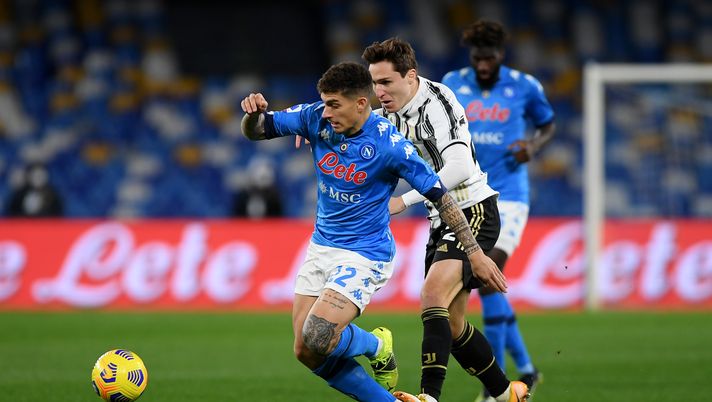 NAPLES, ITALY - FEBRUARY 13: Giovanni Di Lorenzo of Napoli is challenged by Wesley of Juventus during the Serie A match between SSC Napoli  and Juventus at Stadio Diego Armando Maradona on February 13, 2021 in Naples, Italy. Sporting stadiums around Italy remain under strict restrictions due to the Coronavirus Pandemic as Government social distancing laws prohibit fans inside venues resulting in games being played behind closed doors. (Photo by Francesco Pecoraro/Getty Images) 