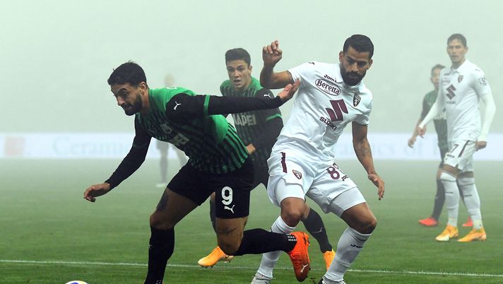 REGGIO NELL'EMILIA, ITALY - OCTOBER 23: Francesco Caputo of US Sassuolo competes for the ball with Tomas Rincon of Torino FC during the Serie A match between US Sassuolo and Torino FC at Mapei Stadium - Città del Tricolore on October 23, 2020 in Reggio nell'Emilia, Italy. (Photo by Alessandro Sabattini/Getty Images) REGGIO NELL'EMILIA, ITALY - OCTOBER 23: Francesco Caputo of US Sassuolo competes for the ball with Tomas Rincon of Torino FC during the Serie A match between US Sassuolo and Torino FC at Mapei Stadium - Città del Tricolore on October 23, 2020 in Reggio nell'Emilia, Italy. (Photo by Alessandro Sabattini/Getty Images)