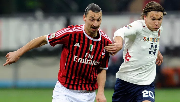 Zlatan Ibrahimovic e Albin Ekdal in un Milan-Cagliari del 2012 (credits: Getty Images)