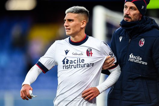 GENOA, ITALY - NOVEMBER 7: Nicolas Dominguez of Bologna (L) leaves the pitch after suffering an injury during the Serie A match between UC Sampdoria and Bologna Fc at Stadio Luigi Ferraris on November 7, 2021 in Genoa, Italy. (Photo by Getty Images) Il Torino punta Maleh, ma il Bologna ha un’arma in più: lo scambio- immagine 2