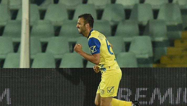 PESCARA, ITALY - OCTOBER 01:  Riccardo Meggiorini of AC Chievo Verona celebrates after scoring the opening goal during the Serie A match between Pescara Calcio and AC Chievo Verona at Adriatico Stadium on October 1, 2016 in Pescara, Italy.  (Photo by Giuseppe Bellini/Getty Images) 