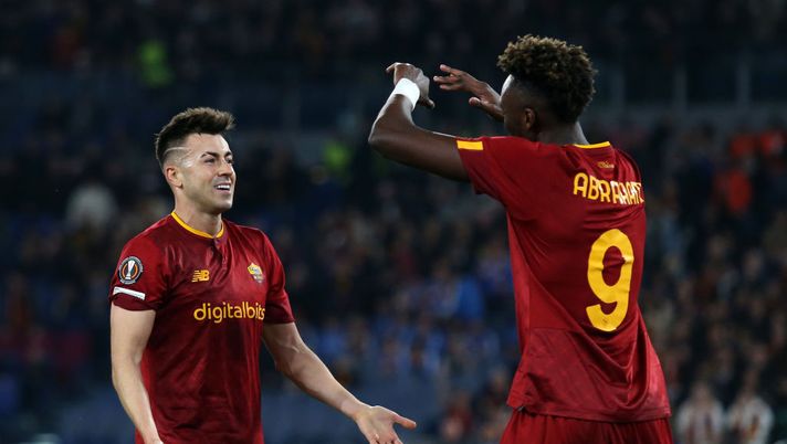 ROME, ITALY - MARCH 09: Stephan El Shaarawy of AS Roma celebrates with teammate Tammy Abraham after scoring the team's first goal during the UEFA Europa League round of 16 leg one match between AS Roma and Real Sociedad at Stadio Olimpico on March 09, 2023 in Rome, Italy. (Photo by Paolo Bruno/Getty Images) Roma-Real Sociedad, Abraham scherza con El Shaarawy: “Ricorda chi ha fatto l’assist” - immagine 1