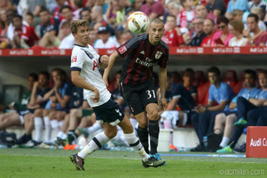 Luca Antonelli contro il Tottenham (acmilan.com) Luca Antonelli contro il Tottenham (acmilan.com)