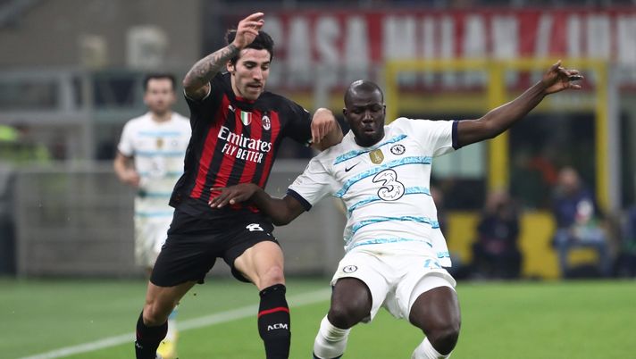 MILAN, ITALY - OCTOBER 11: Kalidou Koulibaly (R) of Chelsea FC competes for the ball with Sandro Tonali (L) and Ismael Bennacer of AC Milan during the UEFA Champions League group E match between AC Milan and Chelsea FC at Giuseppe Meazza Stadium on October 11, 2022 in Milan, Italy. (Photo by Marco Luzzani/Getty Images) MILAN NEWS | Diavoli che tonfo a San Siro, l’espulsione fa discutere- immagine 1
