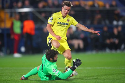 VILLARREAL, SPAIN - MAY 03: Giovani Lo Celso of Villarreal CF is challenged by Alisson Becker of Liverpool during the UEFA Champions League Semi Final Leg Two match between Villarreal and Liverpool at Estadio de la Ceramica on May 03, 2022 in Villarreal, Spain. (Photo by Eric Alonso/Getty Images) Sky: “Lo Celso torna al Villarreal, c’è l’accordo con gli Spurs”- immagine 2