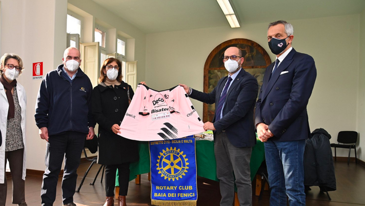 Palermo, le maglie diventano camici per i piccoli pazienti dell’Ospedale dei Bambini: l’iniziativa  Palermo, le maglie diventano camici per i piccoli pazienti dell’Ospedale dei Bambini: l’iniziativa