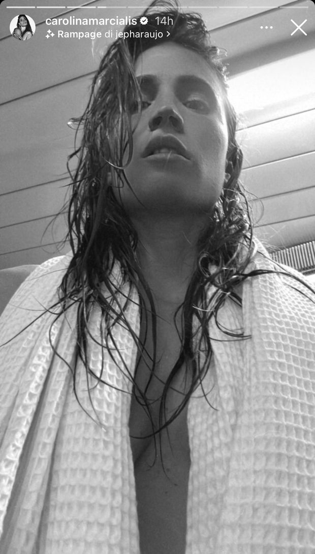 Carolina Marcialis super sensuale. Lady Cassano incanta in accappatoio- immagine 2