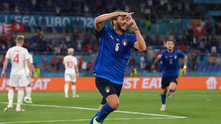 ROME, ITALY - JUNE 16: Manuel Locatelli of Italy celebrates after scoring their side's first goal during the UEFA Euro 2020 Championship Group A match between Italy and Switzerland at Olimpico Stadium on June 16, 2021 in Rome, Italy. (Photo by Mike Hewitt/Getty Images)