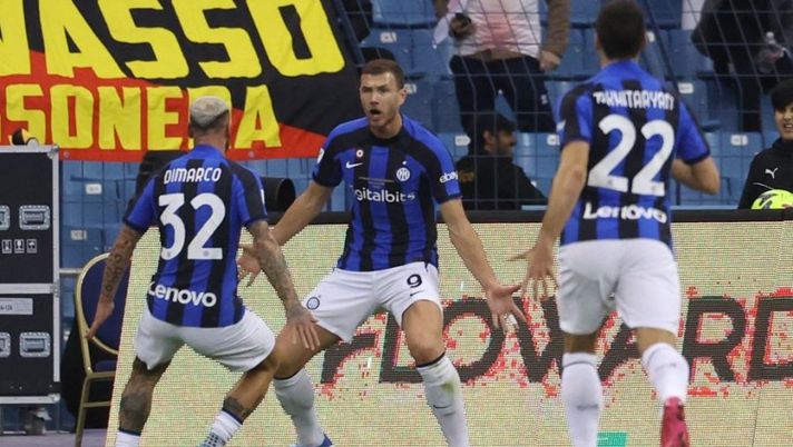 Inter Milan's Bosnian forward Edin Dzeko celebrates with teammates after scoring the second goal during the Italian SuperCup football match between AC Milan and Inter Milan, at the King Fahd International Stadium in Riyadh on January 18, 2023. (Photo by Giuseppe CACACE / AFP) (Photo by GIUSEPPE CACACE/AFP via Getty Images) Dzeko: “Trofeo, sono qui per questo. Al rinnovo non ci penso oggi, ho 22 anni” - immagine 1