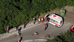 Giro Lombardia, belga Evenepoel sbatte contro muro si ribalta e cade nel vuoto sotto il ponte